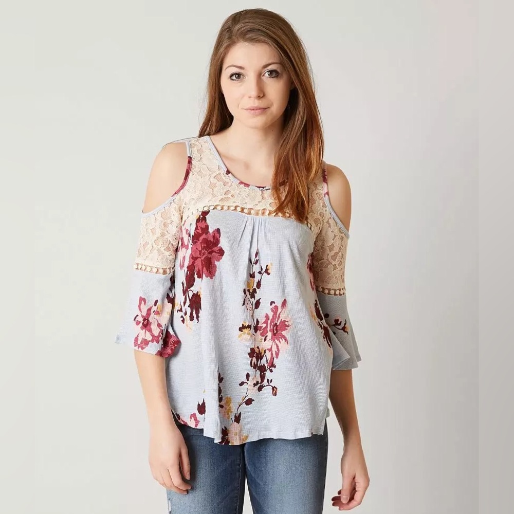 Daytrip (Buckle Brand) Floral Cold Shoulder Lace Top. NWOT Size M